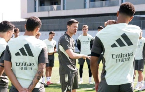 西甲乱了，巴萨4-0登顶，皇马2-2丢分，前四乱战仅差4分，冠军悬念回来了