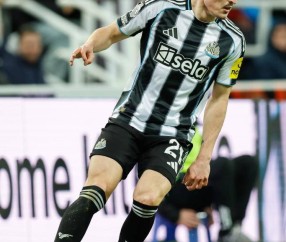 西蒙斯首球助热刺赢得三分：艰难时刻中的闪光时刻与团队精神