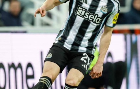 西蒙斯首球助热刺赢得三分：艰难时刻中的闪光时刻与团队精神