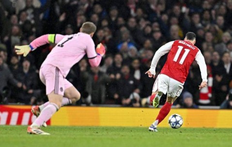 诺伊尔狼狈失误,马丁内利激情滑跪,塔子哥振臂,全场沸腾堪比夺冠