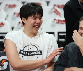 队记：杨瀚森状态不错 年轻中锋成长需要时间