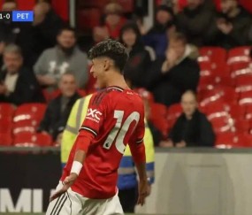 曼联小梅西老特拉福德首次破门!踢得像内马尔,弗爵与之一起看球