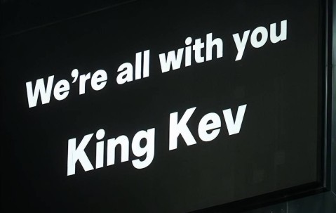 国王凯文激励喜鹊！纽卡斯尔补时绝杀4-3惊天逆转利兹联