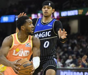 米切尔45分班凯罗37+10 骑士击败魔术4连胜