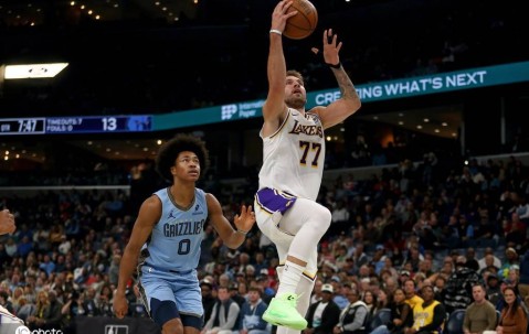 晃飞鞋子！东契奇再演名场面 砍44分紧追一传奇