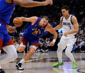 戴维斯32+13约基奇空砍29+20+13 独行侠胜掘金