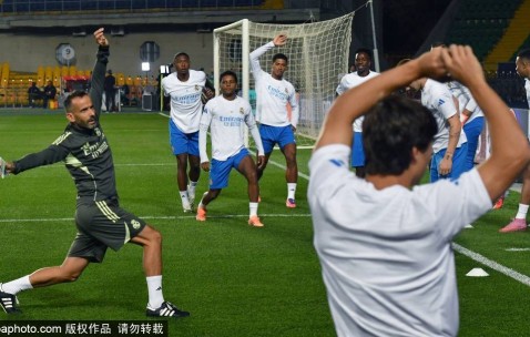 库尔图瓦300场里程碑:胜利与零封的背后,皇马球迷的支持不可或缺