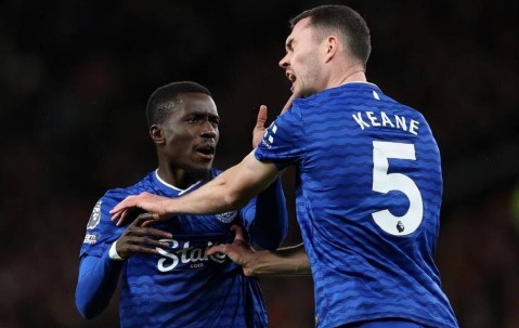 英超戏剧性提升，内讧红牌竟成赢球密码，曼联主场输球症结分析