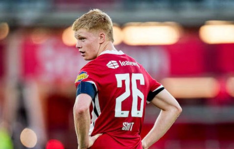 皇马夏季转会计划启动：中场重点锁定史密特，防线或迎大调整