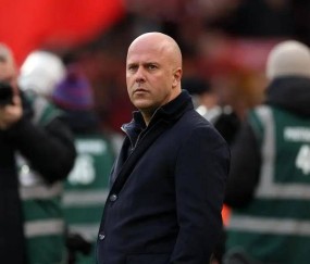 萨拉赫替补出场获安菲尔德掌声支持，斯洛特承认曾深入交谈：我们需要他