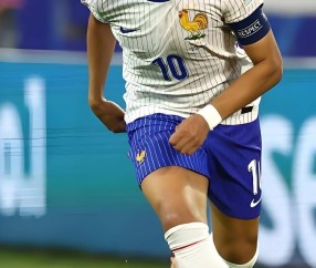 随着巴萨2-1绝杀，马竞1-0，贝蒂斯2-2绝平黄潜，西甲积分榜如下