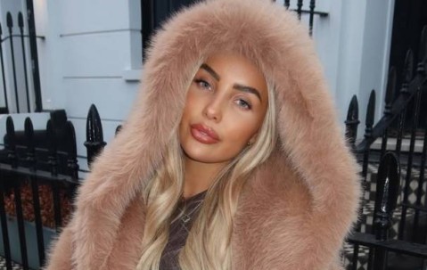 帕尔默新女友现场观战切尔西 穿毛皮上衣尽显时尚