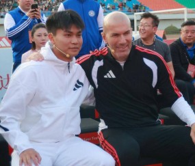 53岁齐达内夜游上海,与大妈踢毽子几分钟融入氛围,展现顶级球商