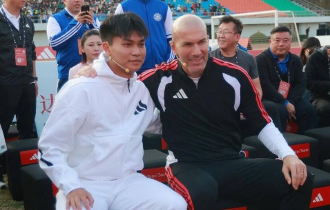 53岁齐达内夜游上海，与大妈踢毽子几分钟融入氛围，展现顶级球商