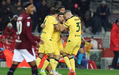 逆转惊险！AC米兰客场3-2击败都灵，强势登顶意甲榜首