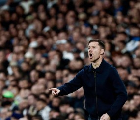 阿隆索赛后怒指裁判引发争议,球迷直言:你连给安帅提鞋都不配