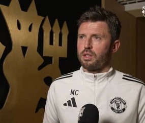 卡里克谈转正前景，改变曼联训练计划！战热刺更衣室为球迷剪发而战