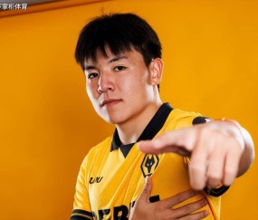 徐彬能超越前辈戴伟浚吗?加盟狼队为中国足球争光,网友议论纷纷