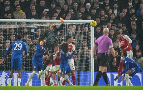 四线争冠？首回合客胜蓝军却难言开心，阿尔特塔该做出取舍决断了