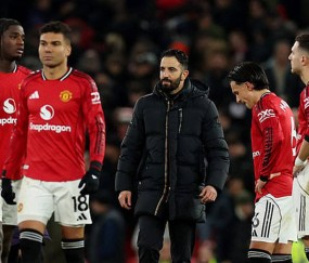 曼联4-4无缘前5!阿莫林改打四后卫却狂丢球,卡塞米罗染黄对维拉停赛