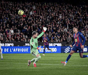 三球横扫，一夜登顶，巴萨逆袭，西甲榜首又换人，皇马仅差1分