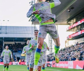 曼城3-0轻取水晶宫!福登回暖谢尔基成“新丁丁”,阿森纳压力大