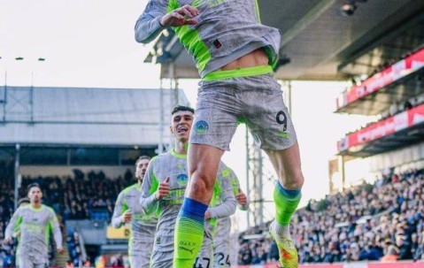 曼城3-0轻取水晶宫！福登回暖谢尔基成“新丁丁”，阿森纳压力大