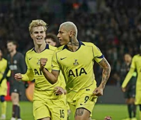 欧冠惊现篮球比分！巴黎热刺8球对攻创纪录，维蒂尼亚戴帽背后藏着的惊天秘密