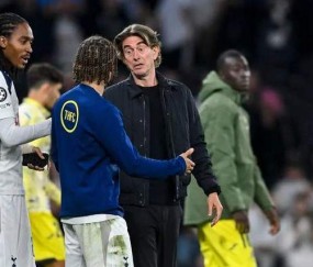 弗兰克:热刺进攻糟糕不能都怪西蒙斯 当然俱乐部多买人就容易成功