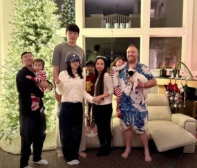 杨瀚森与女友一起在当地华人家中过感恩节