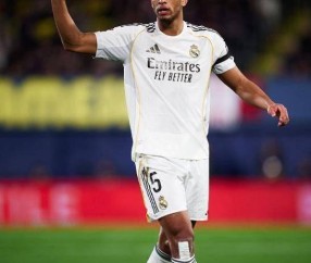 西甲第1易主，姆巴佩梅开二度造法国足球历史，皇马2-0黄潜登顶