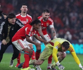 欧冠争夺激烈：六大豪门跻身淘汰赛附加，七支劲旅遗憾出局