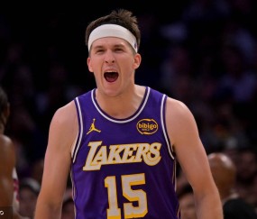 恩比德空砍35分 里弗斯35分东契奇伤退湖人胜76人