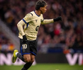 足坛一夜动态：小蜜蜂蜇伤阿森纳，曼城渔翁得利，马竞4-0血洗巴萨