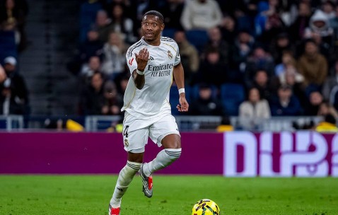 皇马功勋铁卫阿拉巴告别伯纳乌，五年豪夺八冠或将加盟沙特辅佐C罗