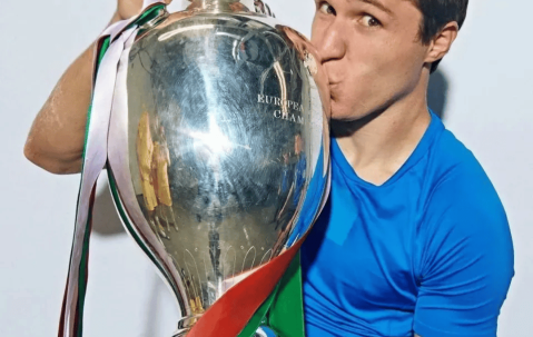 到底图啥呢？在利物浦毫无表现机会，却婉拒意大利豪门轮番邀约