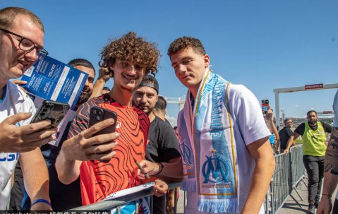 法甲球队马赛为新援帕瓦尔举行欢迎仪式</title>
        
    <title>法甲球队马赛为新援帕瓦尔举行欢迎仪式