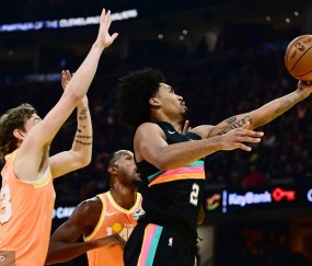 米切尔28+8福克斯25+5+9 骑士第三节追25分逆转马刺