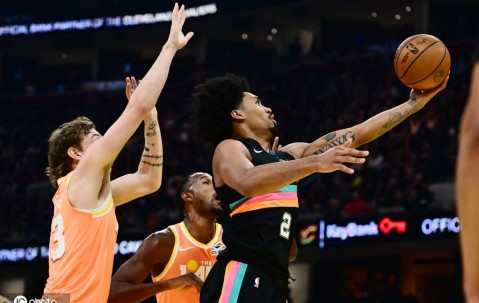 米切尔28+8福克斯25+5+9 骑士第三节追25分逆转马刺