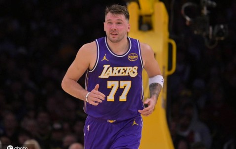 湖人被马刺残阵打到七寸 老詹重掌球权拖累里夫斯？