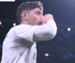 压力给到巴萨！皇马4-1完胜，登顶西甲积分榜，维尼修斯梅开二度