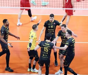 1-3！加拉塔萨雷欧冠主场输球又输阵 还被波兰排坛吐槽人少的可怜