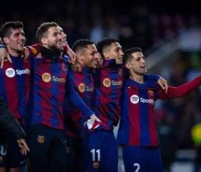 后卫当先锋!孔德3分钟双响头球,巴萨主场2-1逆转法兰克福