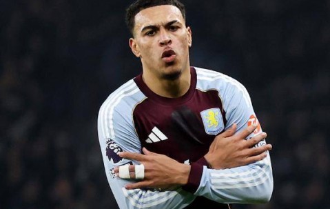 罗杰斯打爆约罗，维拉2-1曼联十连胜造百年神迹，阿莫林赛后绝杀