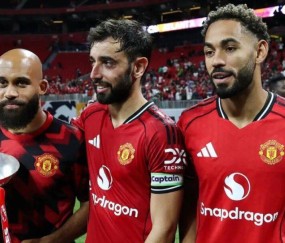 B费漏球助攻姆贝莫幕后揭秘!化身导师指点曼联新援,与库尼亚加练配合