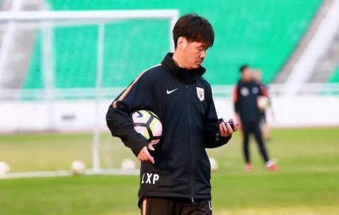 喜讯！海牛刚在12月22日官宣李霄鹏下课，他就选择去法甲深造被辟谣