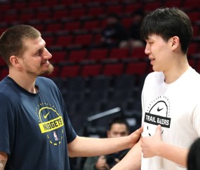 来自偶像的馈赠！约基奇打爆开拓者 杨瀚森喜提出场