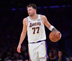 东契奇单节再轰20+平老詹 罕见暴怒头顶挑事小菜鸟