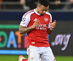 阿森纳2-1险胜狼队揭示不足,萨卡两造乌龙球太幸运,5分领跑讽刺