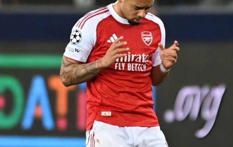 阿森纳2-1险胜狼队揭示不足，萨卡两造乌龙球太幸运，5分领跑讽刺